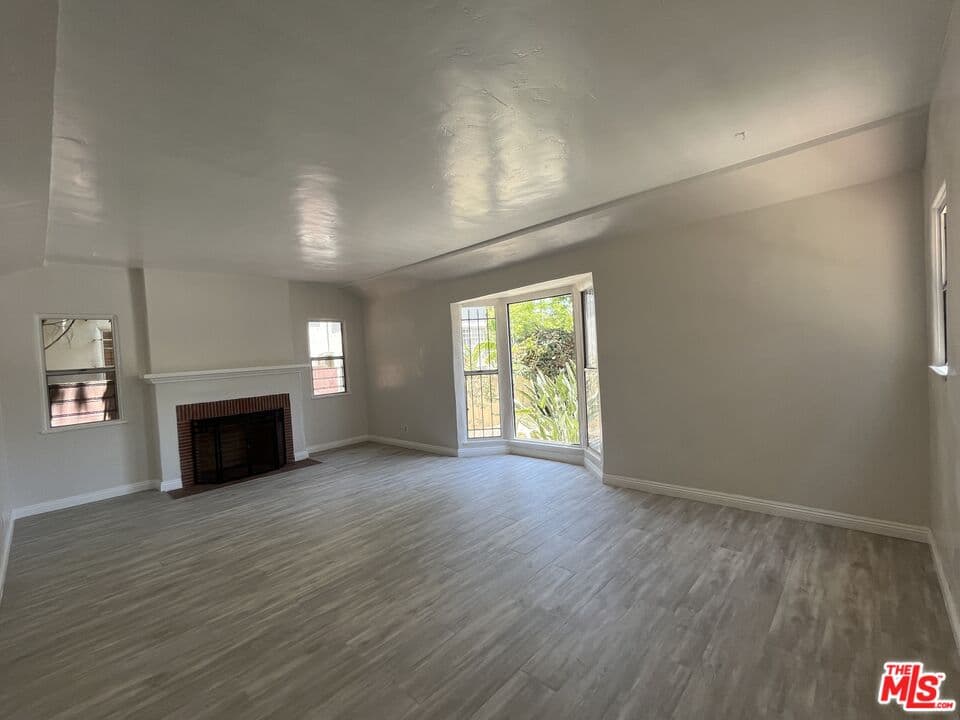 3 bd, 2 ba Townhouse in Los Angeles, CA — $3,850/mo — photo 2