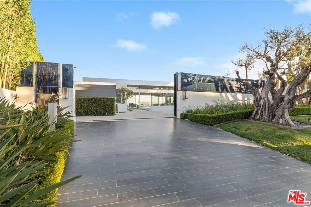 6 bd, 9 ba House in Beverly Hills, CA — $80,000/mo — photo 2