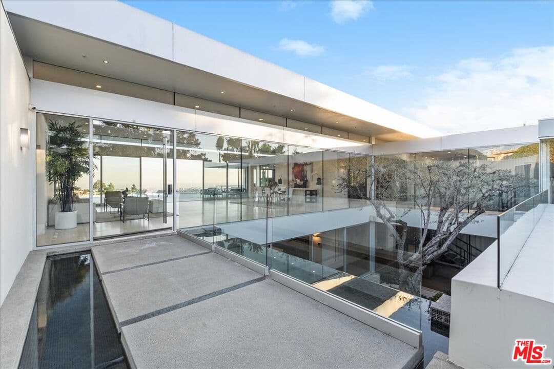 6 bd, 9 ba House in Beverly Hills, CA — $80,000/mo — photo 1