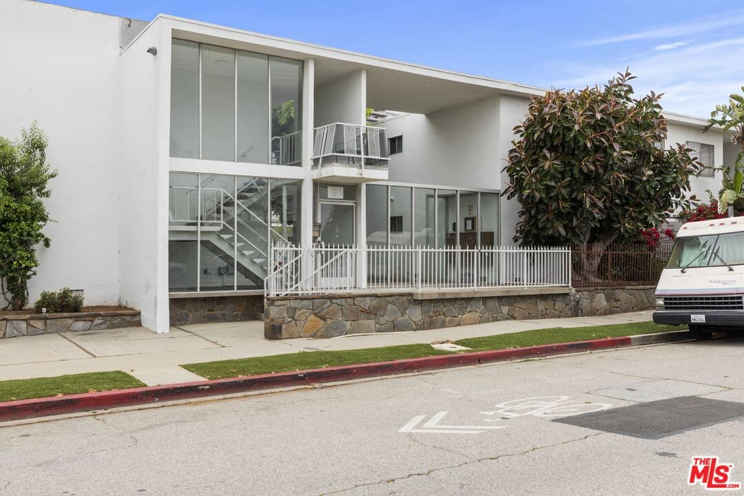 1 bd, 1 ba Apartment in Los Angeles, CA — $2,300/mo — photo 2