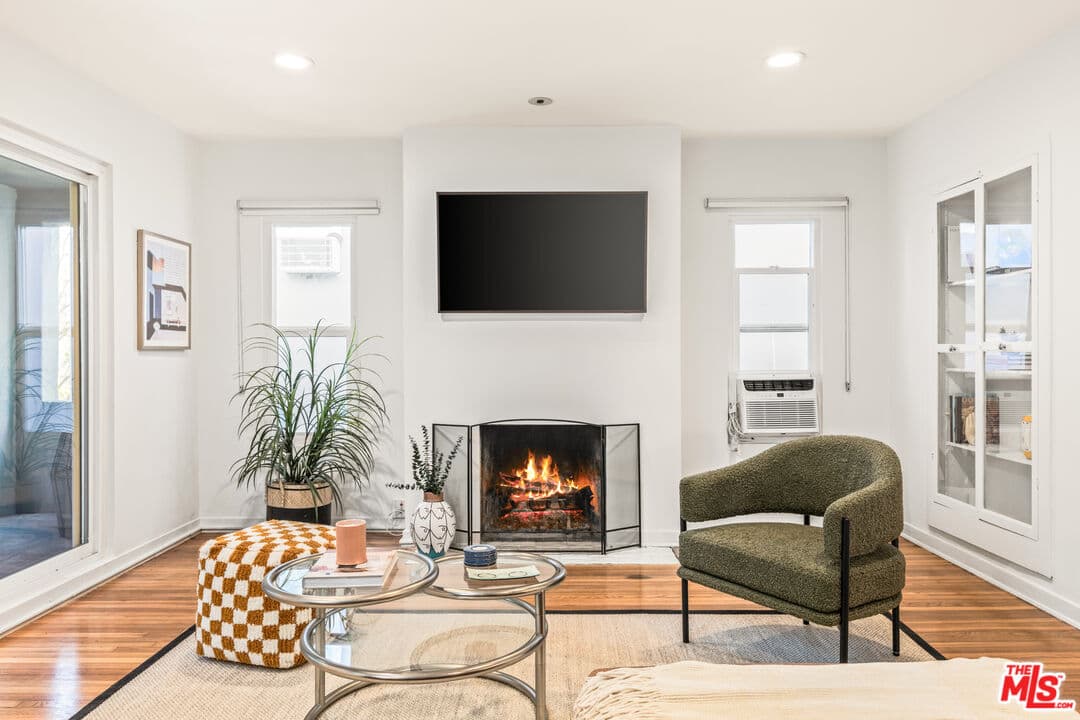 2 bd, 2 ba Townhouse in Beverly Hills, CA — $6,000/mo — photo 2