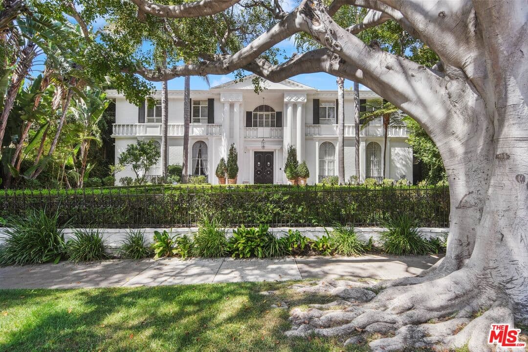 6 bd, 6 ba House in Beverly Hills, CA — $39,995/mo — photo 2