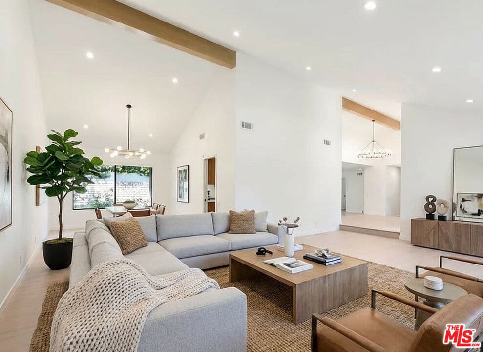 5 bd, 4 ba House in Encino, CA — $11,000/mo — photo 1