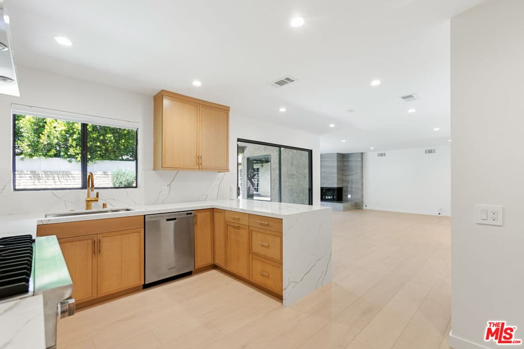 5 bd, 4 ba House in Encino, CA — $11,000/mo — photo 2