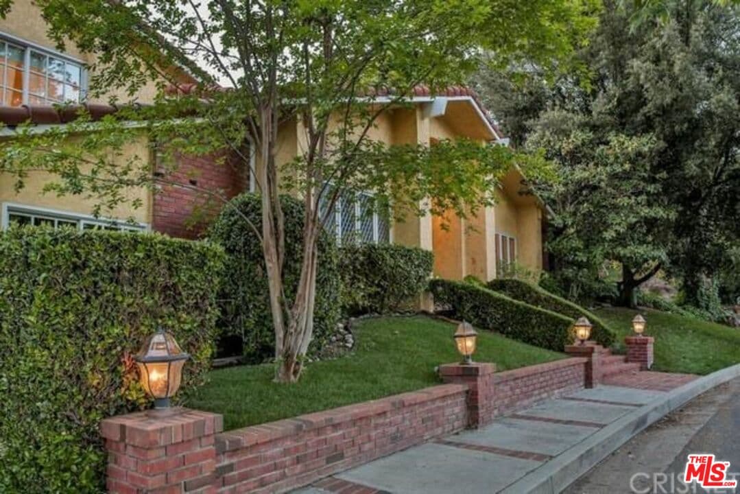 5 bd, 6 ba House in Tarzana, CA — $14,300/mo — photo 2