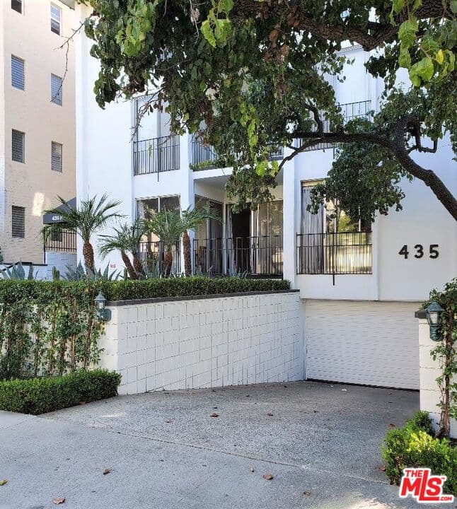 1 bd, 2 ba Condo in Beverly Hills, CA — $3,300/mo — photo 2