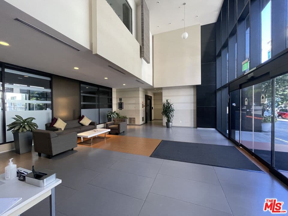 1 bd, 2 ba Condo in Los Angeles, CA — $2,800/mo — photo 2