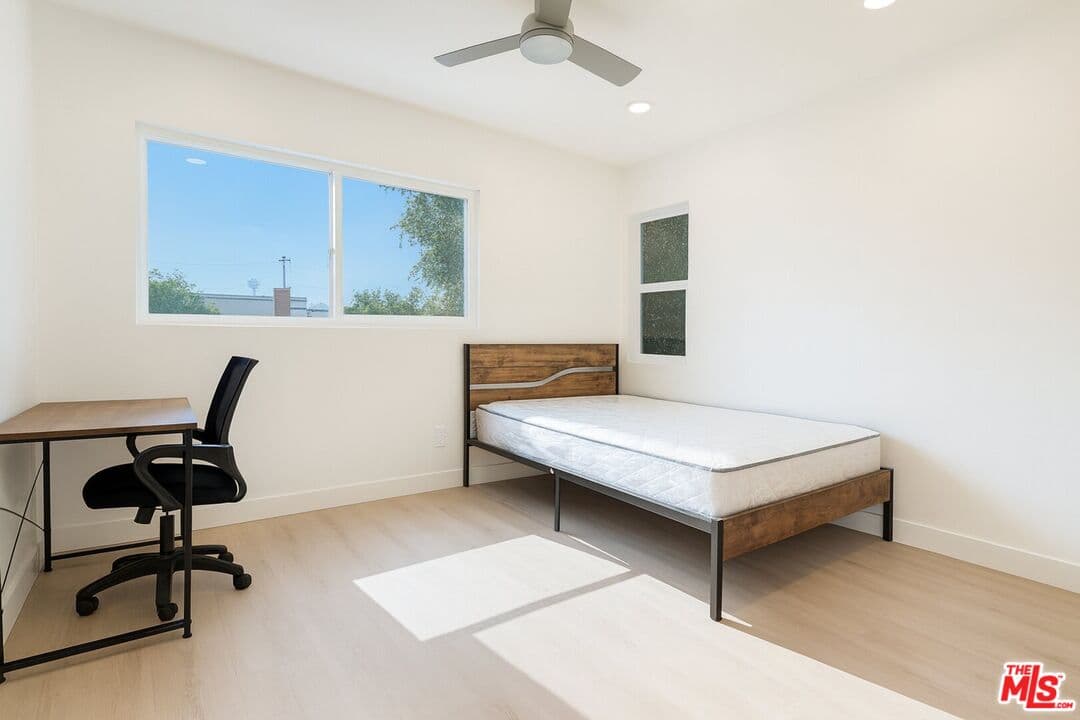 1 bd, 2 ba Apartment in Los Angeles, CA — $1,300/mo — photo 2