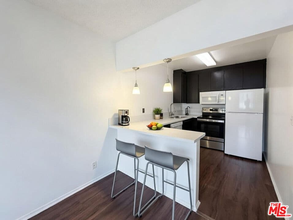 Studio, 1 ba Apartment in Los Angeles, CA — $1,850/mo — photo 2