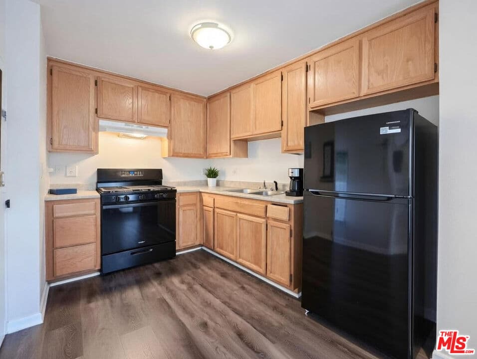 2 bd, 1 ba Apartment in Los Angeles, CA — $2,150/mo — photo 2