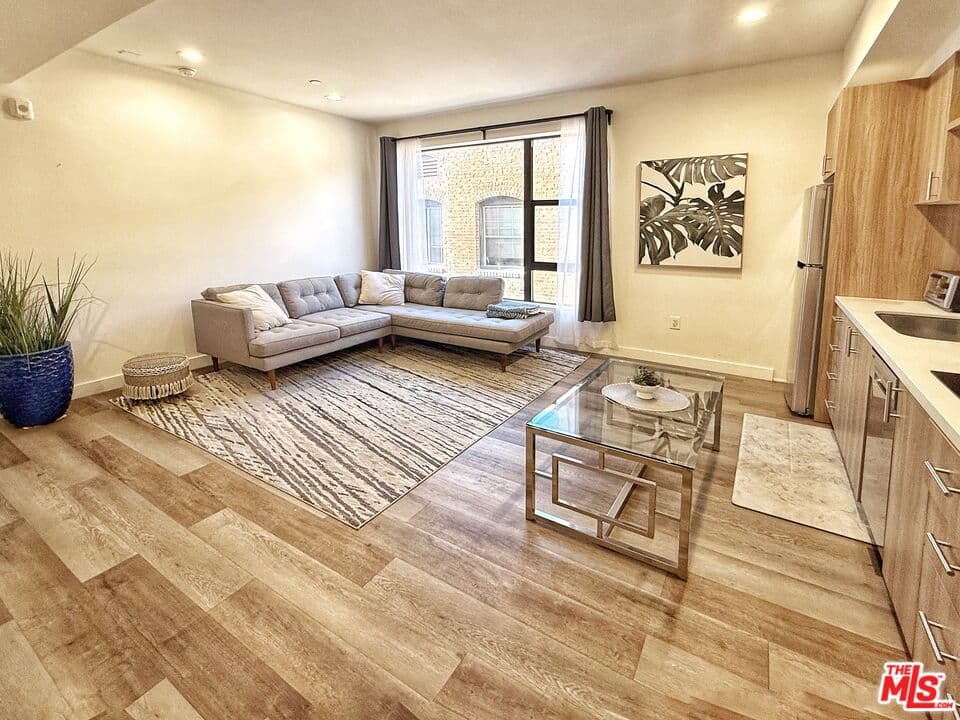 Studio, 1 ba Apartment in Los Angeles, CA — $2,100/mo — photo 2