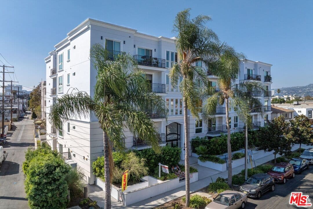 3 bd, 3 ba Apartment in Los Angeles, CA — $5,740/mo — photo 2