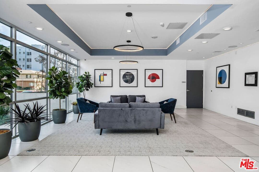 Studio, 1 ba Apartment in Los Angeles, CA — $2,220/mo — photo 2