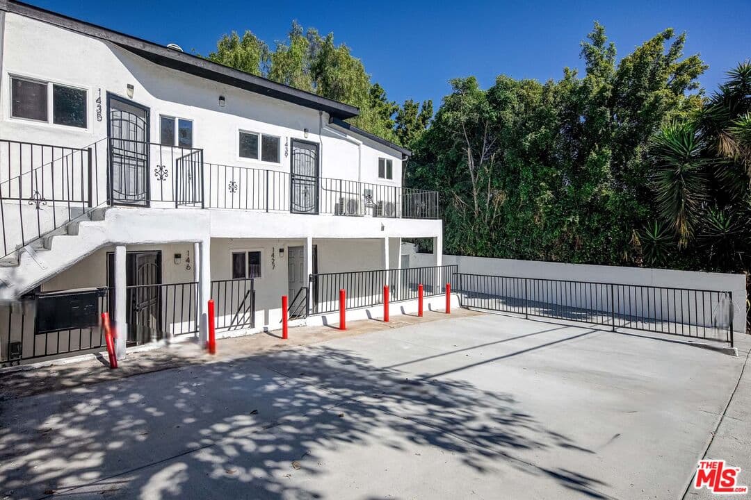 2BR Townhouse in Los Angeles — $2,400/mo
