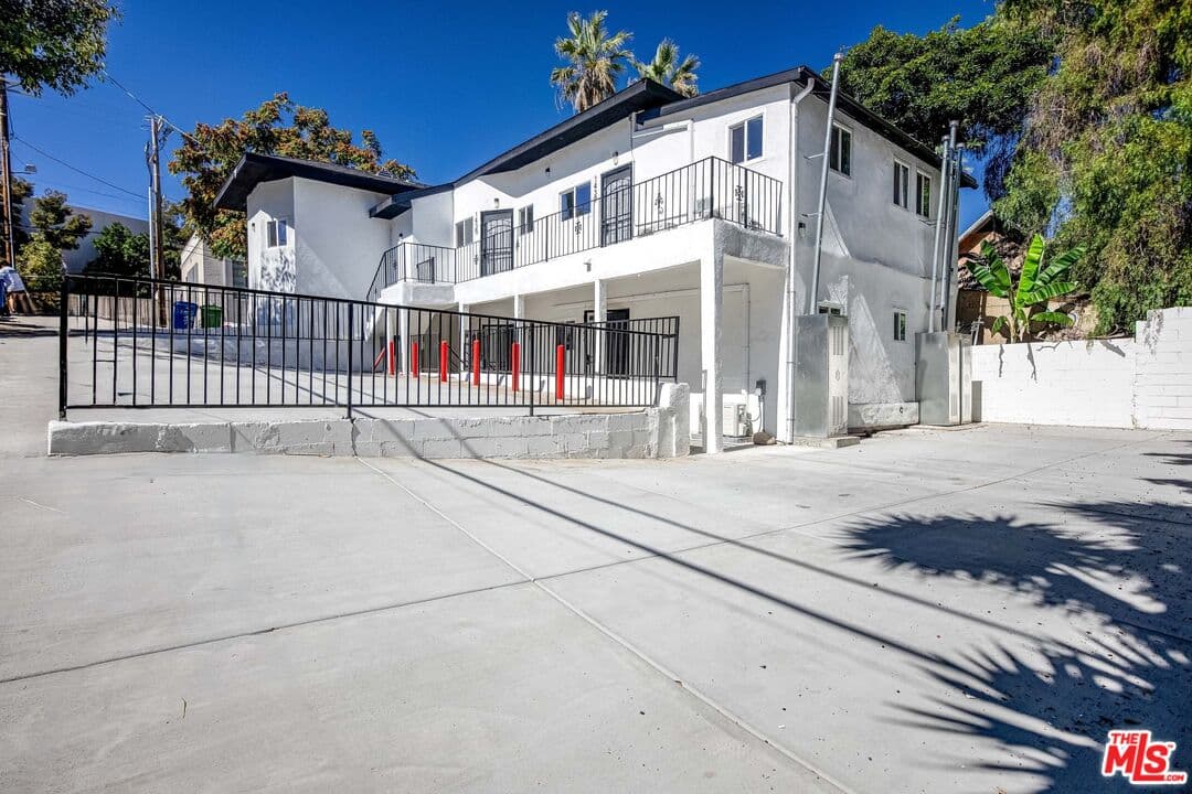 2 bd, 1 ba Townhouse in Los Angeles, CA — $2,400/mo — photo 2