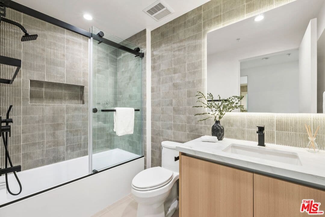 3 bd, 3 ba Condo in Los Angeles, CA — $6,400/mo — photo 2