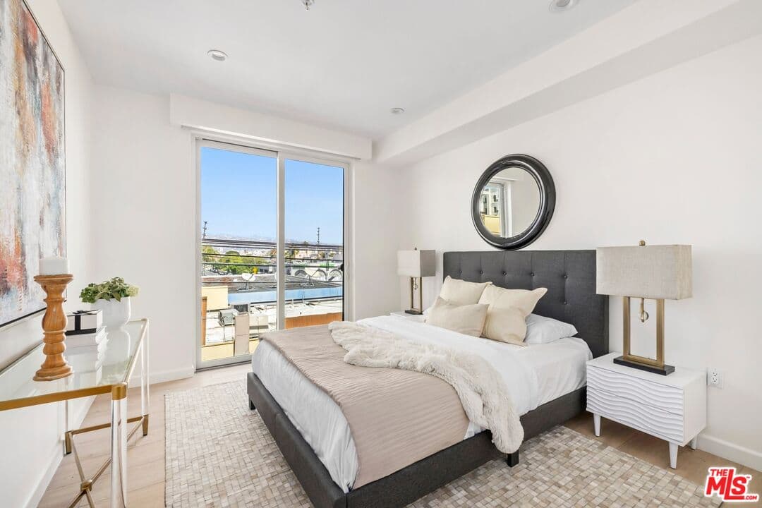 3 bd, 3 ba Condo in Los Angeles, CA — $6,000/mo — photo 2