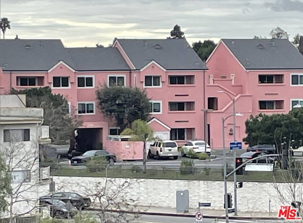 2 bd, 1 ba Apartment in Los Angeles, CA — $2,700/mo — photo 1