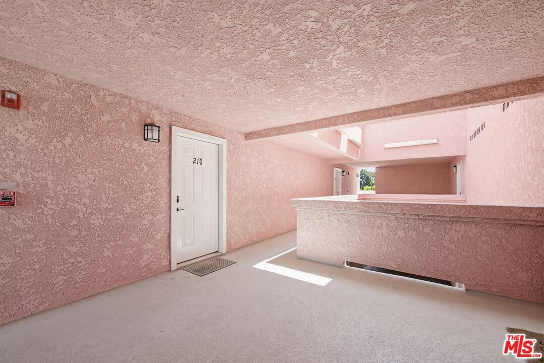 2 bd, 1 ba Apartment in Los Angeles, CA — $2,700/mo — photo 2