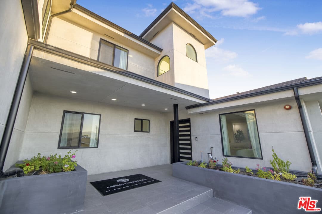 5 bd, 3 ba House in Tarzana, CA — $11,500/mo — photo 2