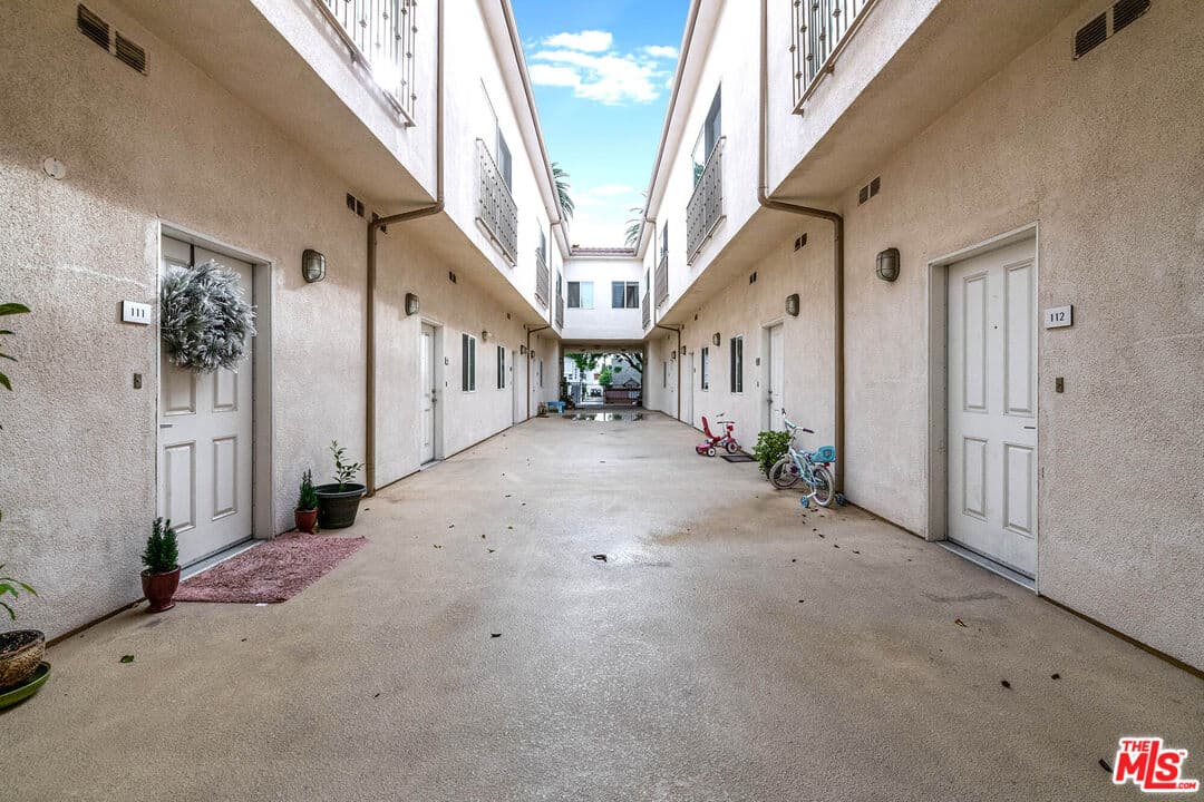 2 bd, 2 ba Townhouse in Van Nuys, CA — $2,900/mo — photo 2