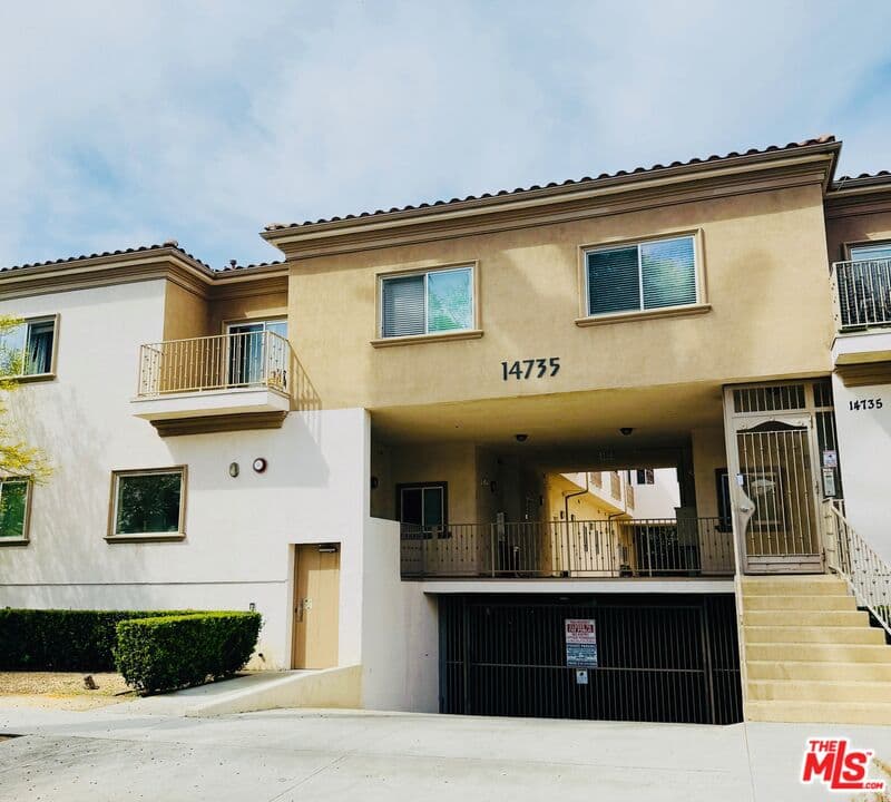 2 bd, 2 ba Townhouse in Van Nuys, CA — $2,900/mo — photo 1