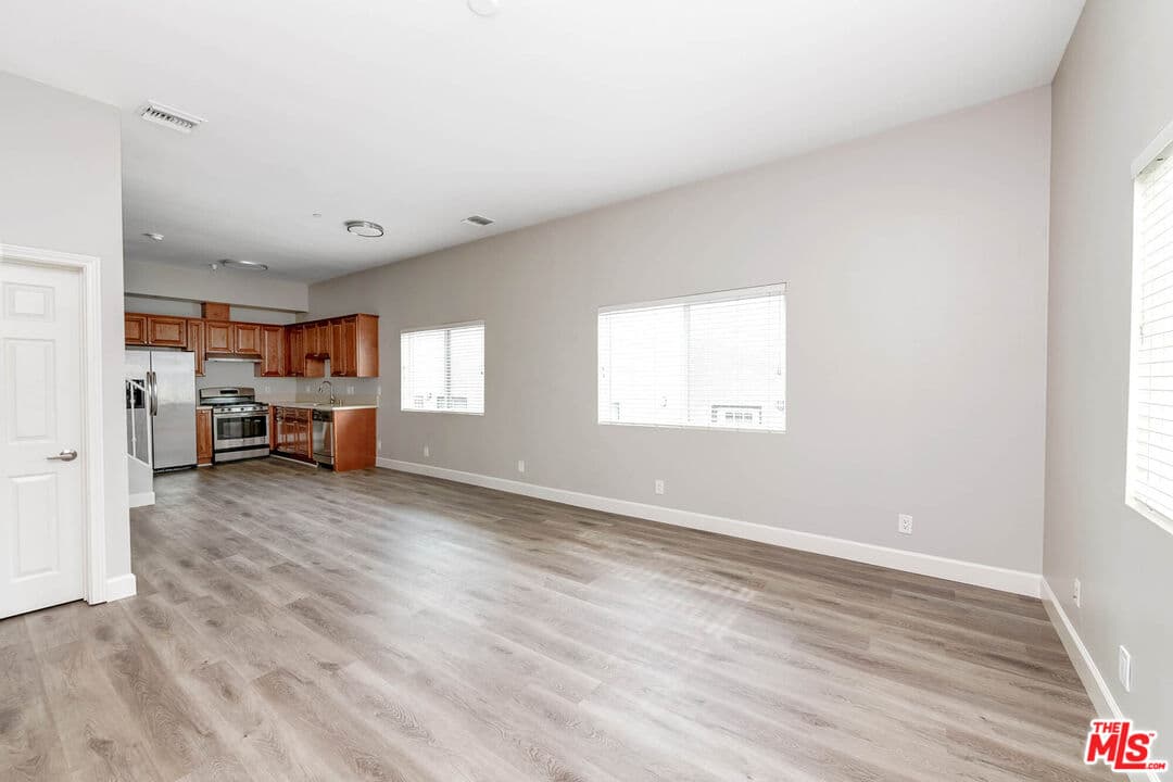 2 bd, 2 ba Townhouse in Van Nuys, CA — $2,900/mo — photo 2