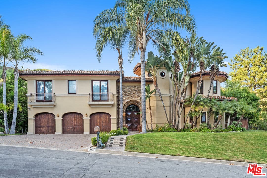 5 bd, 8 ba House in Pacific Palisades, CA — $27,000/mo — photo 2