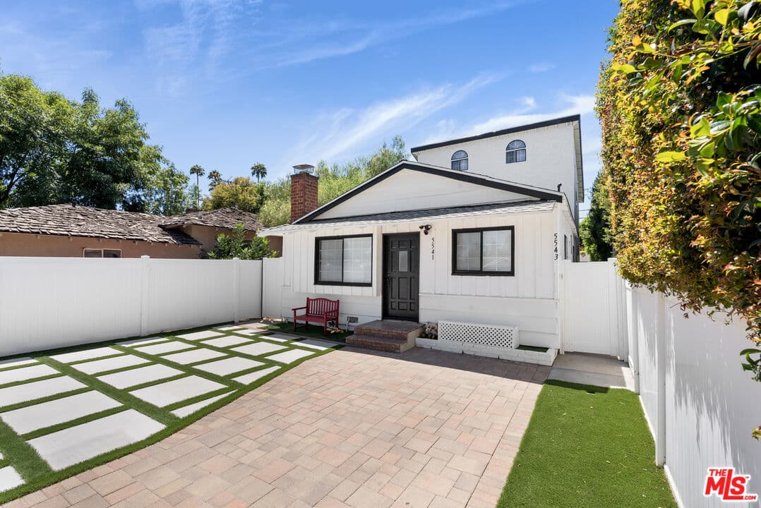 3 bd, 2 ba House in Woodland Hills, CA — $3,900/mo — photo 2