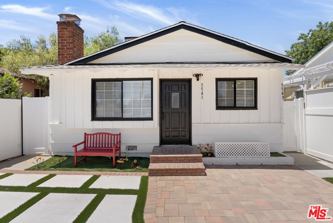 3 bd, 2 ba House in Woodland Hills, CA — $3,900/mo — photo 1