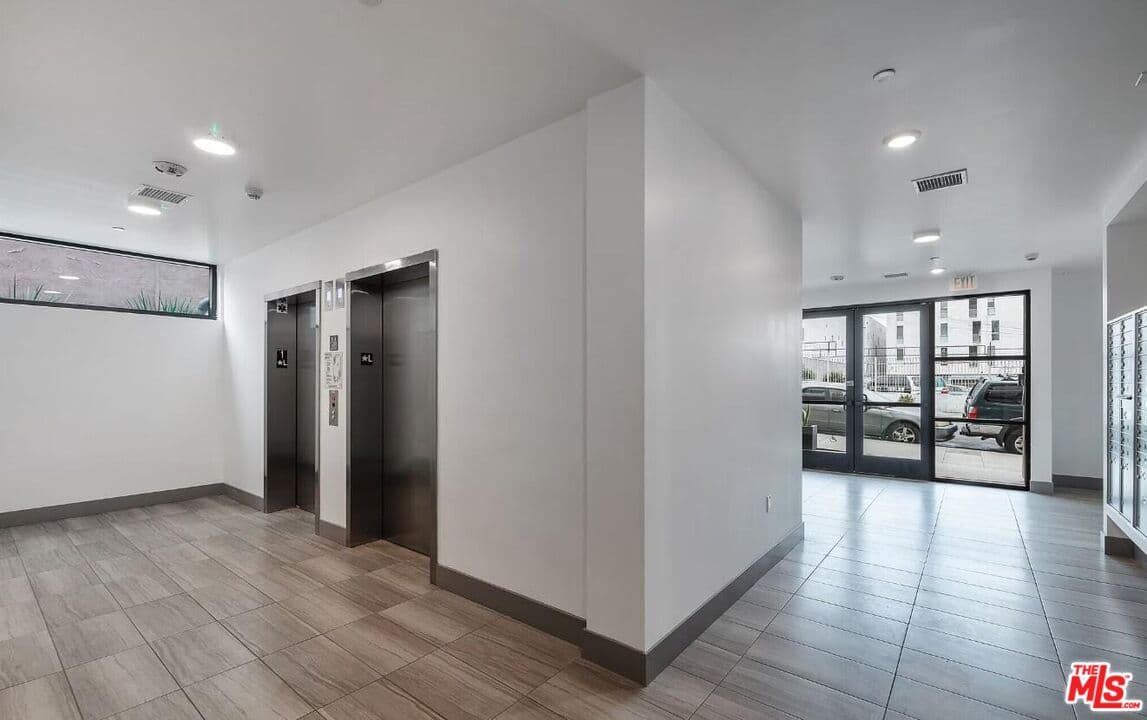 Studio, 1 ba Apartment in Los Angeles, CA — $1,837/mo — photo 2
