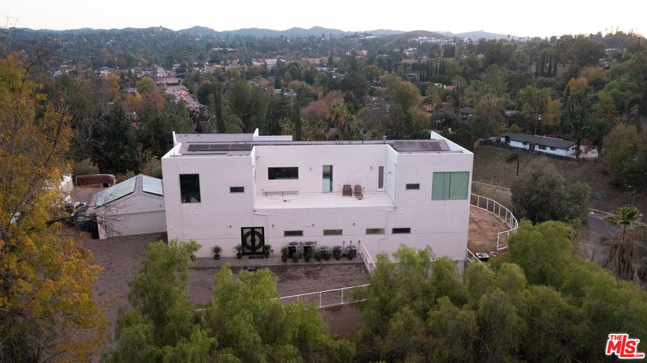 6 bd, 7 ba House in Woodland Hills, CA — $33,000/mo — photo 2