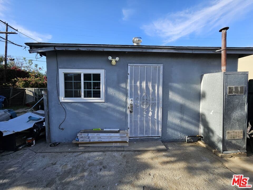 Studio, 1 ba House in Winnetka, CA — $1,450/mo — photo 2