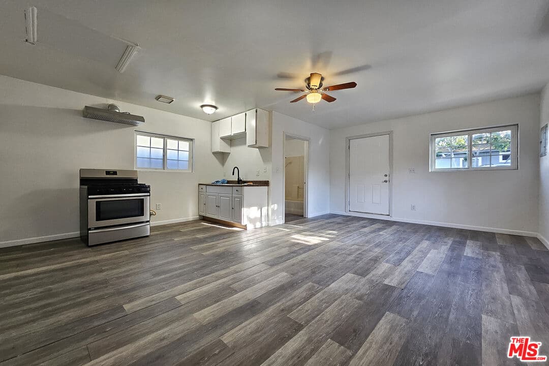 Studio House in Winnetka β $1,450/mo