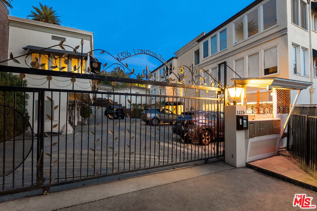 2BR Apartment in Los Angeles β $6,795/mo
