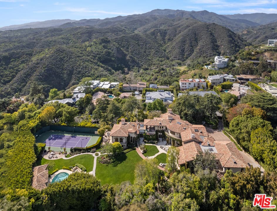 8 bd, 12 ba House in Pacific Palisades, CA — $125,000/mo — photo 1