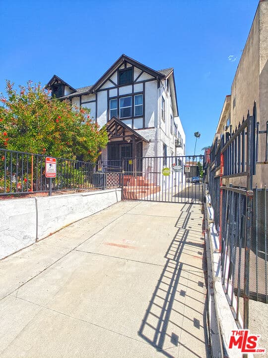 2 bd, 2 ba Townhouse in Los Angeles, CA — $2,600/mo — photo 1