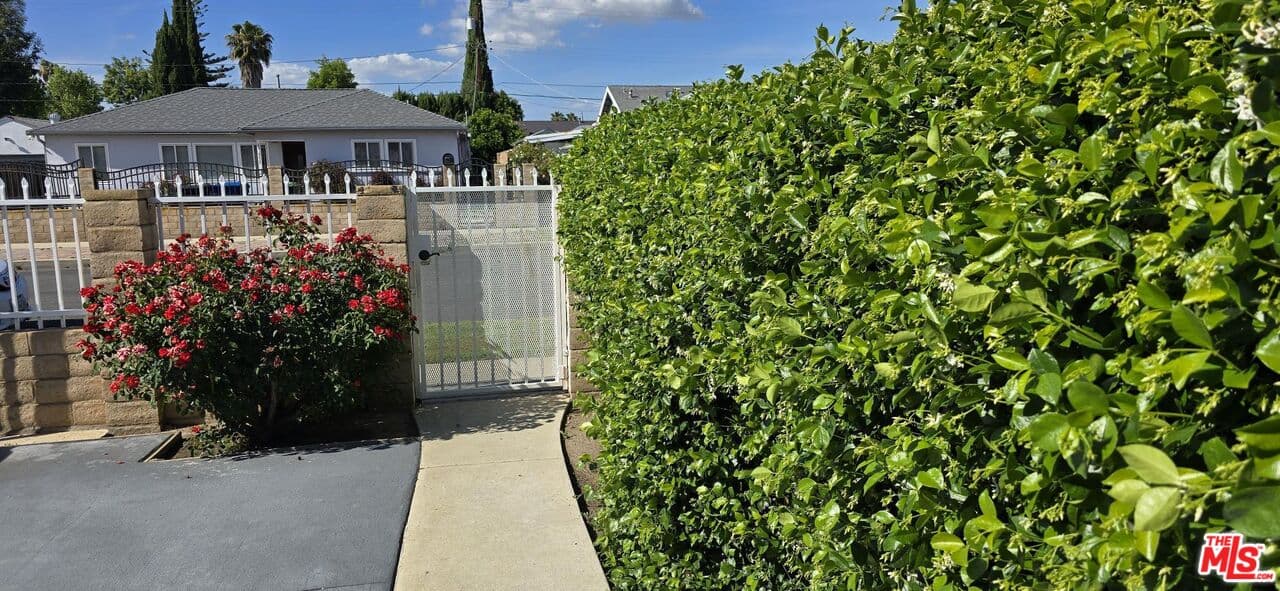 Studio, 1 ba Townhouse in Northridge, CA — $1,850/mo — photo 2