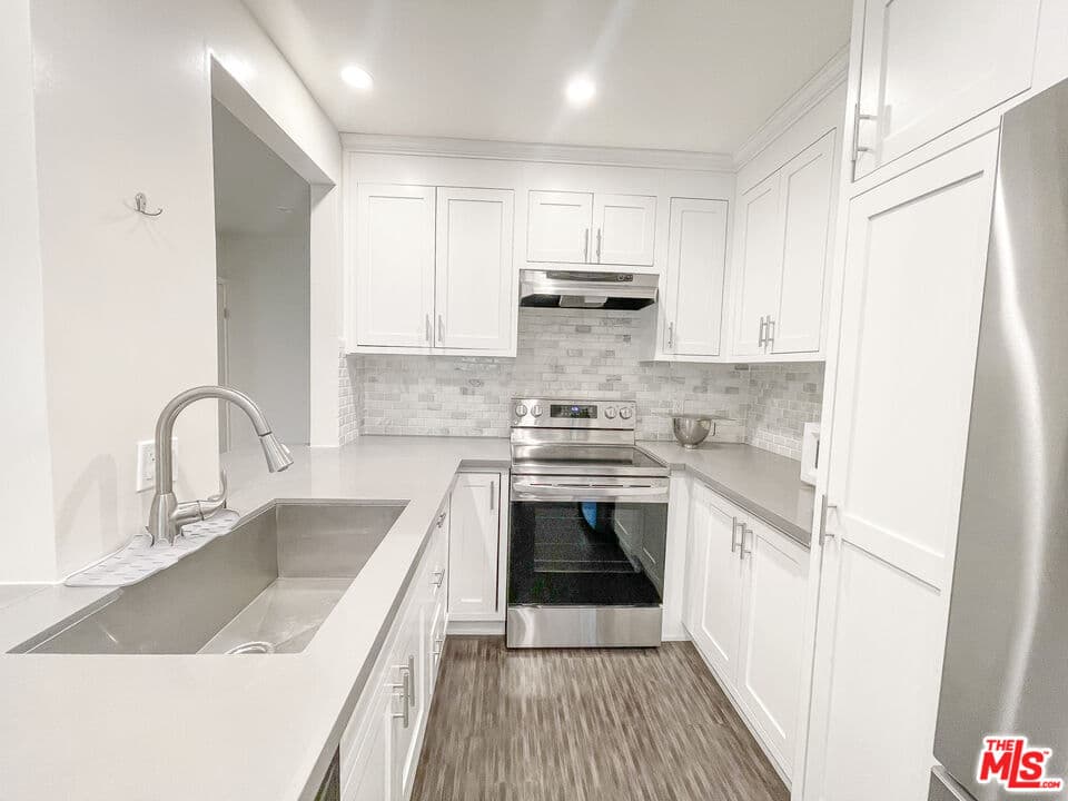 3 bd, 2 ba Townhouse in Los Angeles, CA — $4,195/mo — photo 2