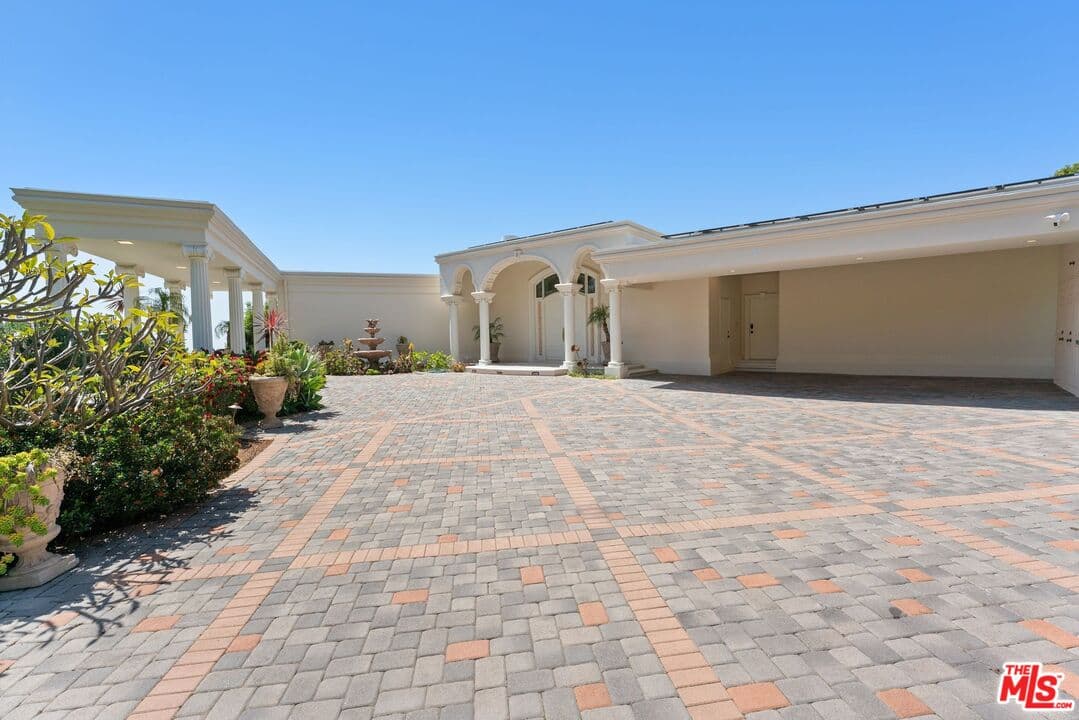 5 bd, 6 ba House in Beverly Hills, CA — $24,500/mo — photo 2