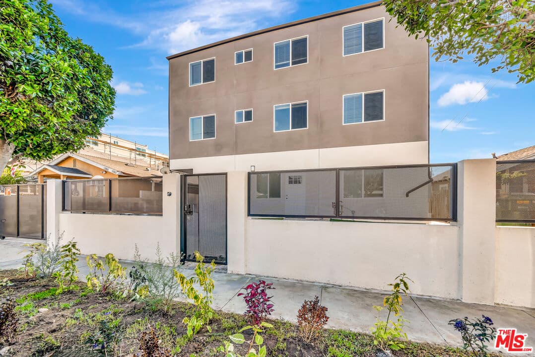 1BR Townhouse in Los Angeles — $900/mo