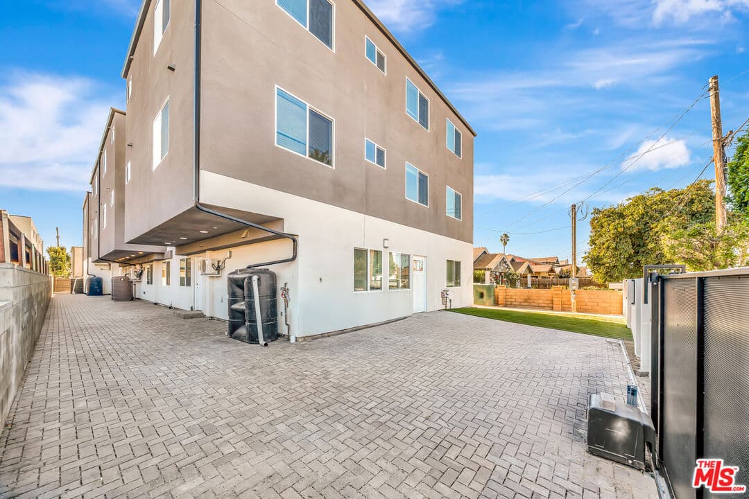1 bd, 1 ba Townhouse in Los Angeles, CA — $900/mo — photo 2
