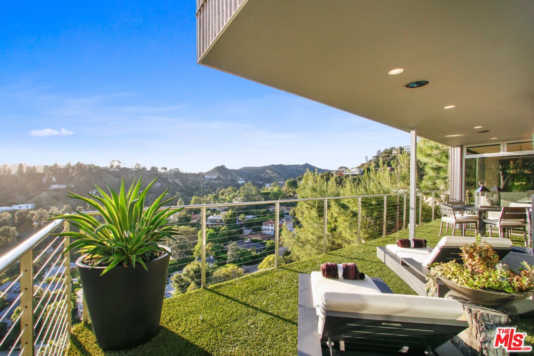 5 bd, 4 ba House in Beverly Hills, CA — $23,000/mo — photo 2