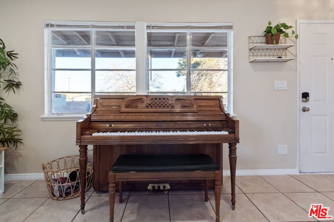 3 bd, 2 ba House in Palmdale, CA — $2,900/mo — photo 2