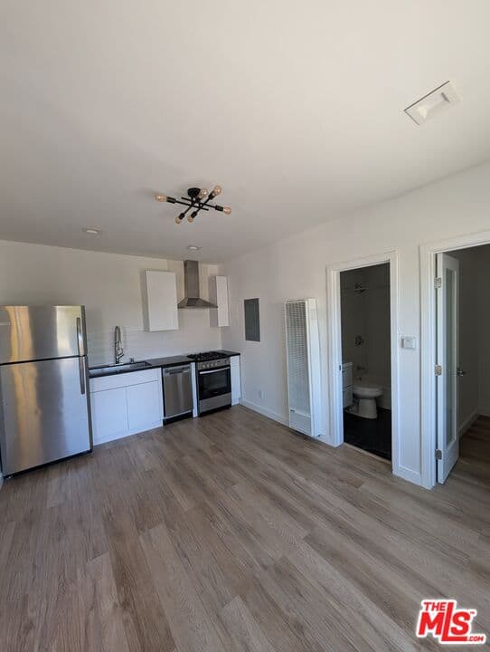 Studio Townhouse in Santa Monica β $2,350/mo