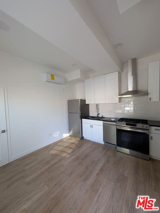 1 bd, 1 ba Townhouse in Santa Monica, CA — $2,650/mo — photo 2