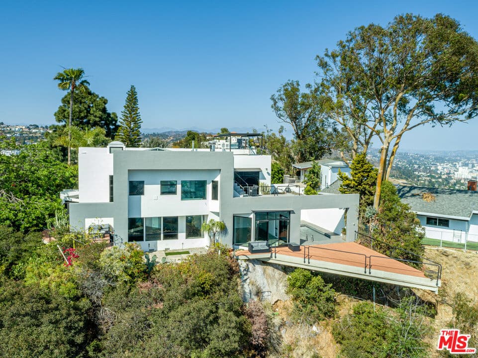 2BR House in Los Angeles β $13,500/mo