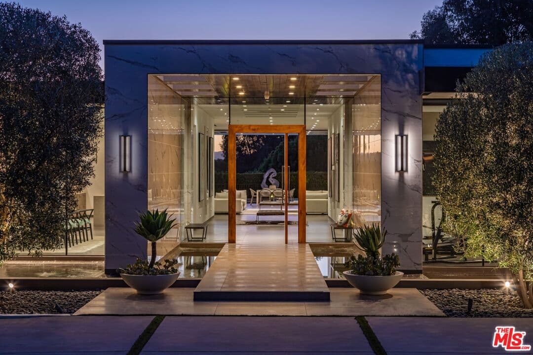5 bd, 9 ba House in Beverly Hills, CA — $125,000/mo — photo 1