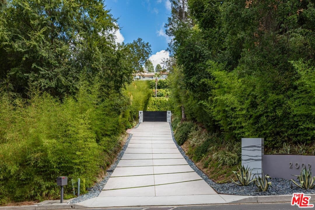5 bd, 9 ba House in Beverly Hills, CA — $125,000/mo — photo 2