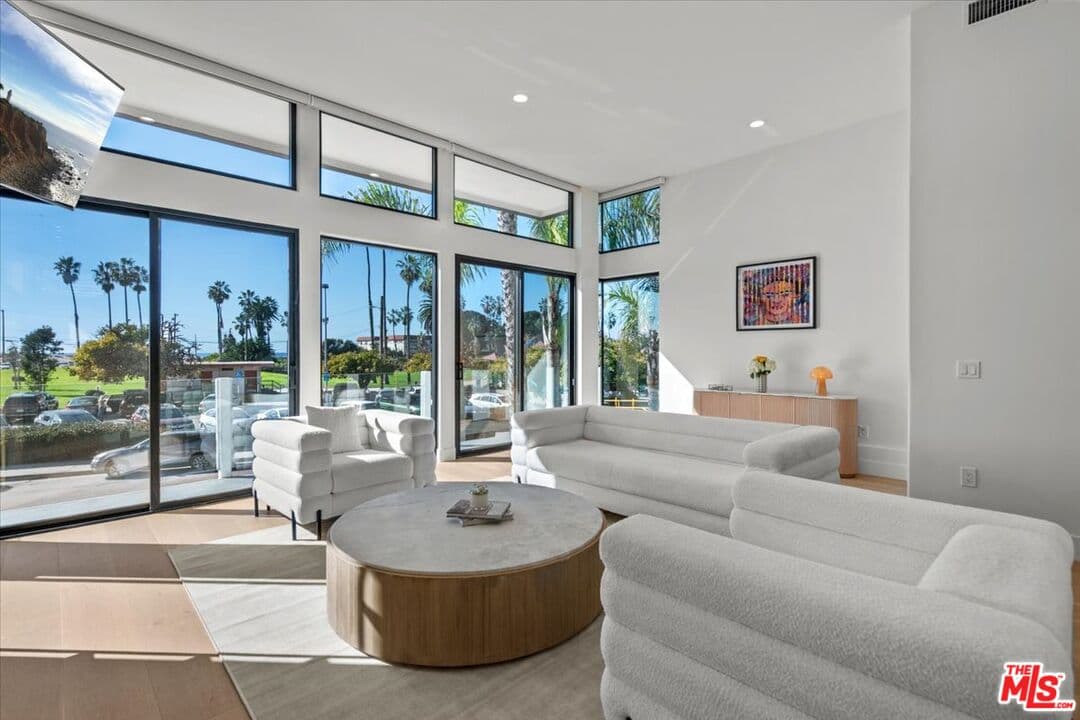 4 bd, 4 ba House in Playa Del Rey, CA — $19,995/mo — photo 2